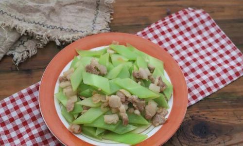 Crisp,Tender,and Fragrant:Mastering the Art of Stir-Fried Lettuce Shoots with a Homemade Touch