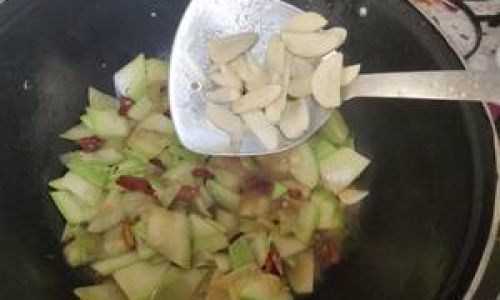 Mastering the Art of Vinegar-Stir-Fried Zucchini:A Guide to Perfecting This Tangy Delight