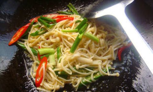 Homemade Scallion Oil Enoki Mushrooms:A Simple yet Flavorful Dish