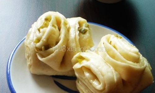 Mastering the Art of Crafting Scallion-Flavored Flower Rolls:A Step-by-Step Guide