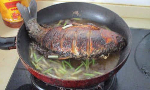 Mastering the Art of Braised Crucian Carp with Scallions:A Step-by-Step Guide