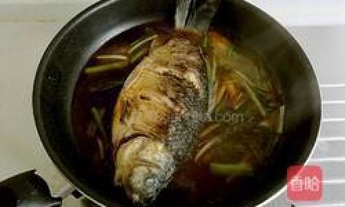 Mastering the Art of Braised Crucian Carp with Scallions:A Step-by-Step Guide