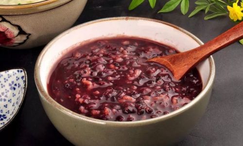 Mastering the Art of Making Sticky Purple Rice Porridge