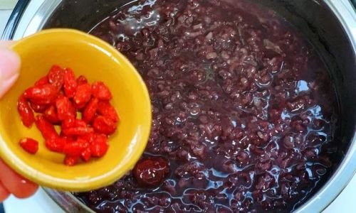 Mastering the Art of Making Sticky Purple Rice Porridge