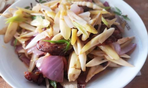 Mastering the Art of Stir-Frying Bamboo Shoots with Sausage