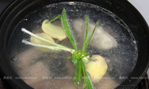 How to Make a Delicious Pigs Tail Soup:A Culinary Journey