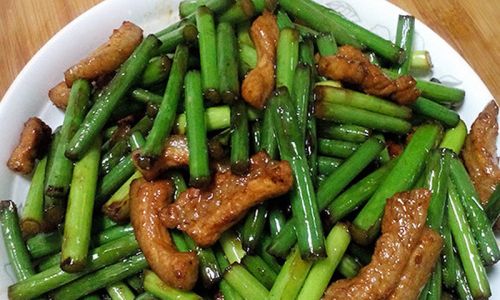 Mastering the Art of Pork Stir-Fry with Garlic Chives