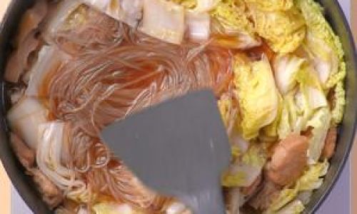 How to Make Pork and Chinese Cabbage Stew with Wide Noodles