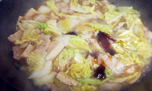 How to Make Pork and Chinese Cabbage Stew with Wide Noodles