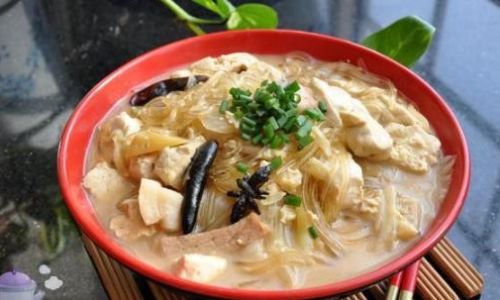 How to Make Pork and Chinese Cabbage Stew with Wide Noodles