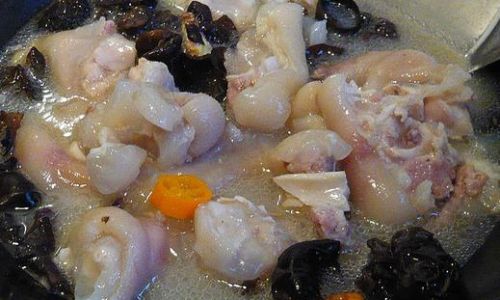 Mastering the Art of Pork Trotter Stew with Wood Ear Mushrooms