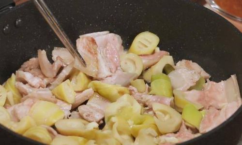 A Guide to Crafting the Perfect Spring Bamboo Shoots Braised with Pork:A Timeless Chinese Delicacy