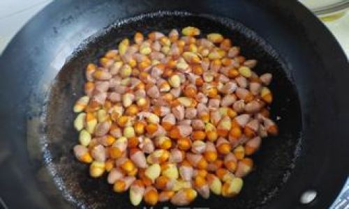 The Art of Crafting Traditional Sugar-Fried Yellow Rice Cakes:A Spring Festival Delicacy