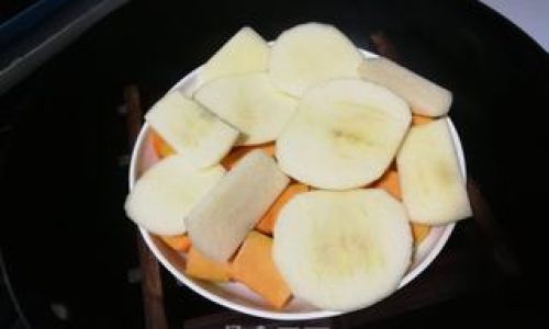 The Art of Crafting Traditional Sugar-Fried Yellow Rice Cakes:A Spring Festival Delicacy
