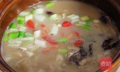 A Traditional Chinese Recipe:How to Prepare Chuan Gong Bai Zhi Fish Head Soup