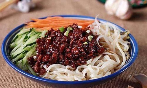 Mastering the Art of Making Explosive Sauce for Zhajiangmian