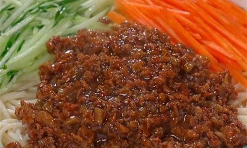 Mastering the Art of Making Explosive Sauce for Zhajiangmian