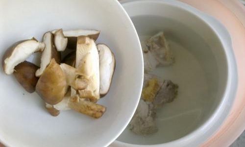 How to Make a Delicious Corn and Shiitake Mushroom Pork Ribs Soup