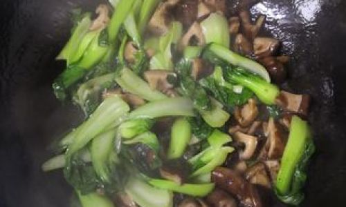 Mastering the Art of Stir-Frying Rapini with Shiitake Mushrooms