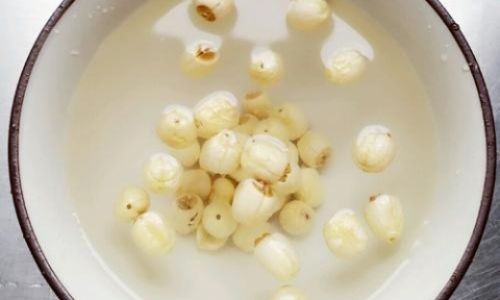 How to Make a Delicious Tremella and Lotus Seed Soup