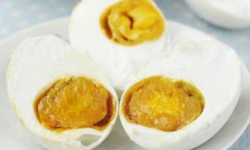 The Art of Preserving Stinky Eggs:A Traditional Guide to Crafting Century Eggs with a Modern Twist