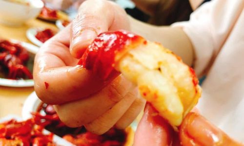 The Ultimate Guide to Mastering the Art of Eating Crayfish:Techniques,Etiquette,and Enjoyment