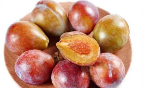 To Peel or Not to Peel:Unraveling the Debate Surrounding Plum Consumption