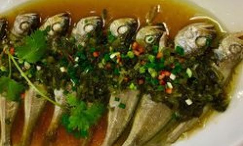 Mastering the Art of Steamed Yellow Croaker with Potherb Mustard