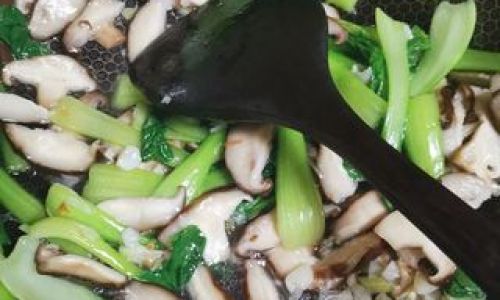 Mastering the Art of Stir-Frying Mushrooms and Greens:A Comprehensive Guide