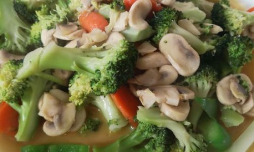 Mastering the Art of Stir-Frying Broccoli with Mushrooms