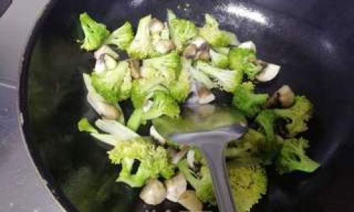 Mastering the Art of Stir-Frying Broccoli with Mushrooms
