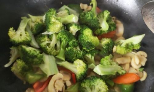 Mastering the Art of Stir-Frying Broccoli with Mushrooms