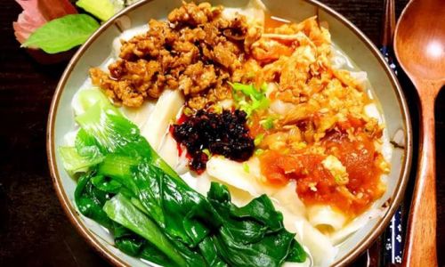 Mastering the Art of Making Tomato-Based Sauce for Knife-Cut Noodles