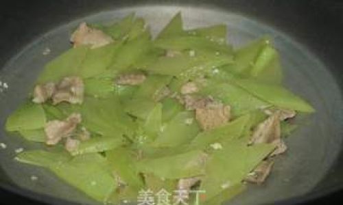 How to Make a Delicious Stir-Fried Pork with Lettuce