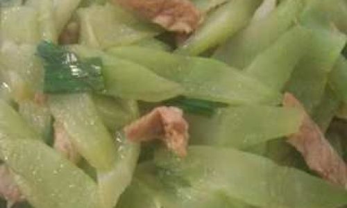 How to Make a Delicious Stir-Fried Pork with Lettuce