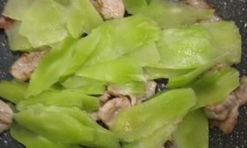 How to Make a Delicious Stir-Fried Pork with Lettuce