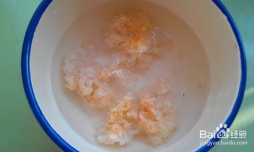 How to Make a Delicious Peach Kernel and Goji Berry Sweet Porridge