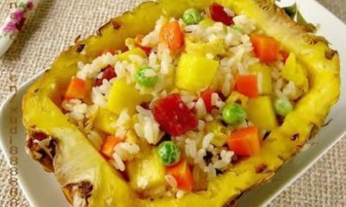 How to Make Authentic Thai Pineapple Seafood Fried Rice