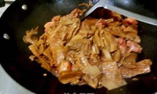 Mastering the Art of Making Bamboo Shoot and Pork Stew