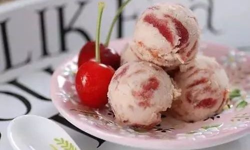Crafting a Delightful Coconut-Cherry Ice Cream:A Step-by-Step Guide