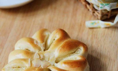 Crafting a Delightful Treat:The Recipe for Coconut-Infused Bread with a Rich,Tropical Aroma