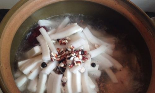 A Culinary Delight:The Art of Making Coconut Meat Chicken Soup