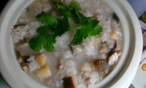 How to Make Delicious Dried Scallop,Tender Chicken,and Shiitake Mushroom Clay Pot Rice Porridge
