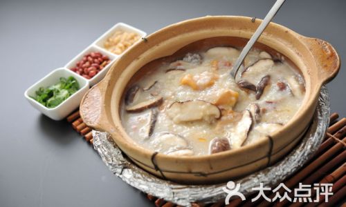 How to Make Delicious Dried Scallop,Tender Chicken,and Shiitake Mushroom Clay Pot Rice Porridge