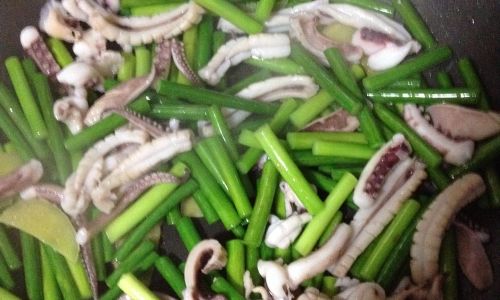 How to Cook Garlic Scapes with Squid:A Culinary Delight