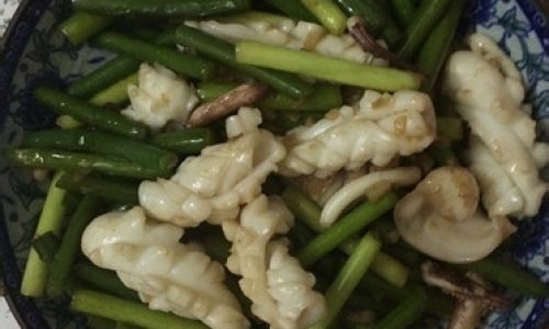 How to Cook Garlic Scapes with Squid:A Culinary Delight