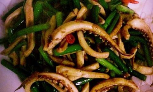 How to Cook Garlic Scapes with Squid:A Culinary Delight