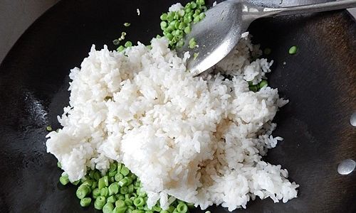 How to Make Sour Green Bean Sprout Fried Rice:A Culinary Delight