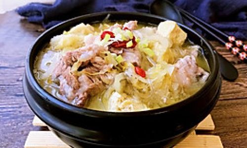 Mastering the Art of Making Sour Cabbage Stew with Pork Ribs