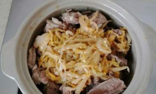 Mastering the Art of Making Sour Cabbage Stew with Pork Ribs